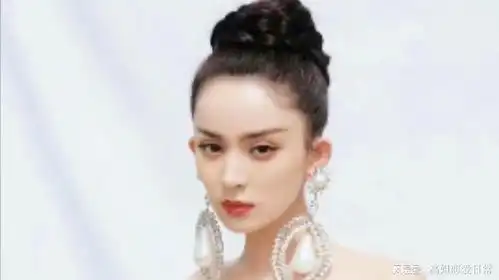 古力娜扎的礼服真重大耳环十分抢镜