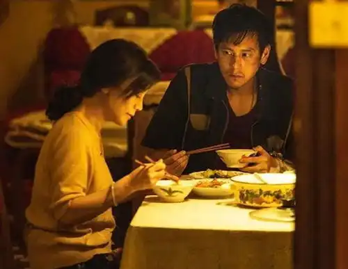 富豪老公为张艾嘉庆生31岁儿子罕露面,恋上内地超模长居上海