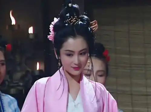 貂蝉被曹操送给关羽后,当晚就自尽了,关羽对貂蝉做了什么

