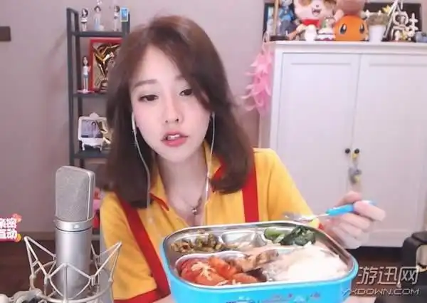 冯提莫cos人气美剧破产姐妹网友这是番茄炒蛋
