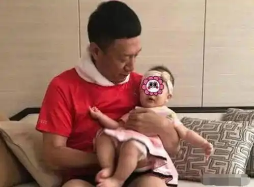 孙红雷女儿太可爱了,小眼神遗传到了精髓,喜感十足