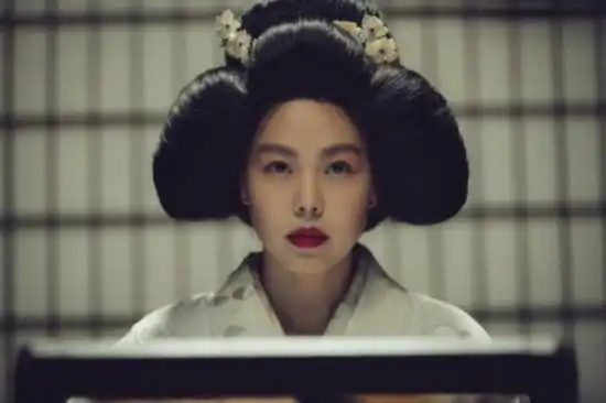 42岁金敏喜漂亮优雅,获奖后靠在男友肩头,男友为了她非要离婚