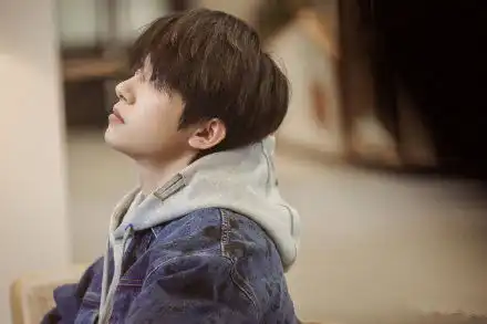 易烊千玺着脏脏牛仔衣,痞帅感十足换个寸板造型又秒变霸道总裁