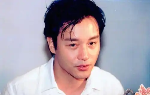 王祖贤旧剧照流出,有谁注意到她身旁的小记者吗如今成为大明星