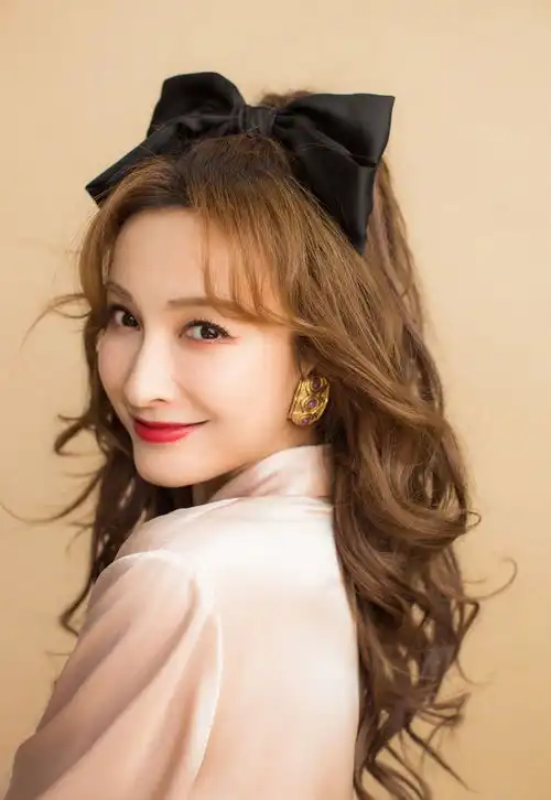 吴昕晒宫廷风睡衣照卷发配蝴蝶结可爱精致