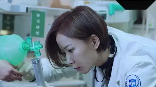 急诊科医生王珞丹得知郑岚车祸奋力抢救