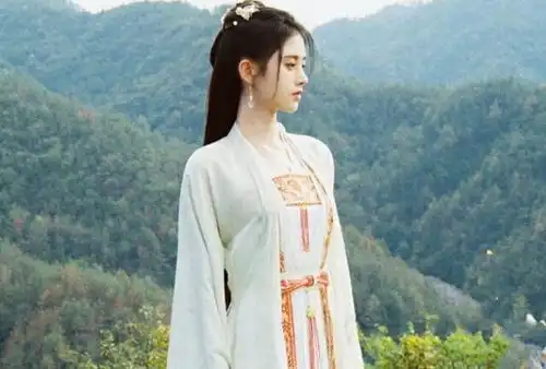 鞠婧祎挑战齐刘海发型,本以为会驾驭不了,效果却意外撞脸程潇