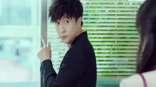 就连校园内的学生都看出了薛之谦对李小璐的爱意,结果李小璐还在装不知情
