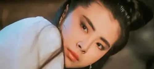 王祖贤多年前剧照流出,有谁注意过她旁边的小记者如今成一线巨星
