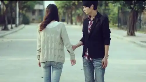 男孩和女孩分手时的图片男孩和女孩背对着走的图片