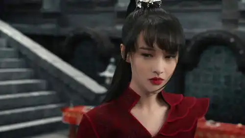 微微一笑很倾城女贼奋力抗敌,不料琴师杀死她,太惨了