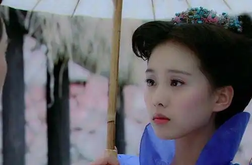 龙葵初定版剧照曝光,造型古怪显老,公主气质变成乞丐风
