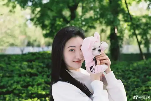 组图景甜白色上衣长发披肩温柔恬静携狗狗祝大家节日快乐
