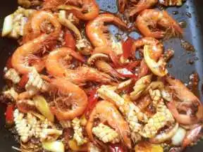 香辣鱿鱼干锅虾的做法香辣鱿鱼干锅虾怎么做香辣鱿鱼干锅虾的家常做法海市蜃楼219
