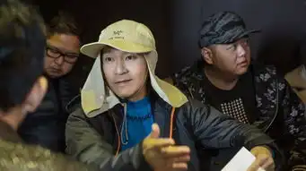 周星驰张雨绮片场照,两人谈笑风生