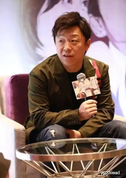 黄渤穿绿色西装参加路演,一把年纪还穿破洞裤,抬头纹好像五线谱
