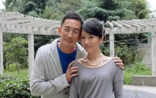 43岁的他娶22岁的女子,婚后上亿家产被败光,今带女儿住危楼