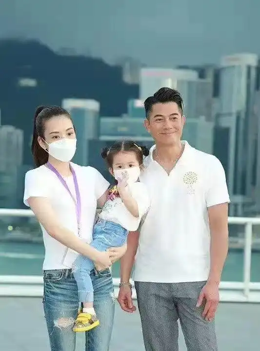 郭富城晒全家照片,方媛穿搭很是应景,诠释了什么是幸福