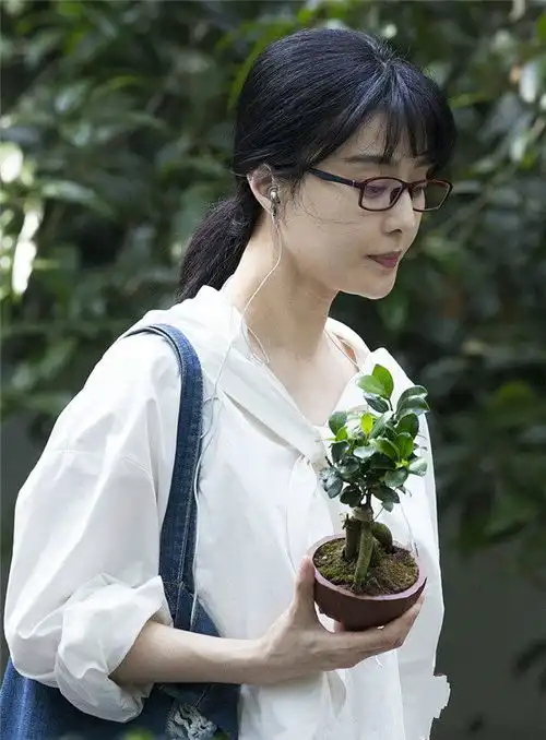 范冰冰少女装拍摄新片她杀,举弟弟范丞丞应援扇同框