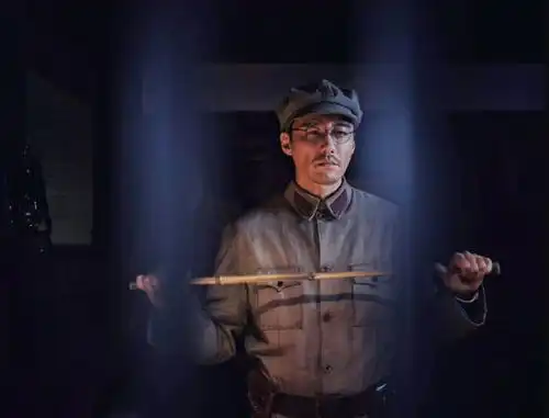 50岁胡兵颜值虐惨沈腾,巅峰期神秘出国,翻红做亚洲最时髦的老头
