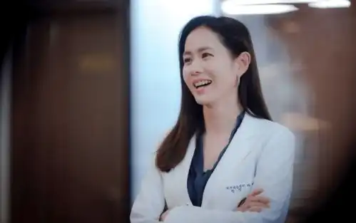 jtbc新水木剧三十,九首发孙艺珍剧照成为成功的皮肤科院长,三十九岁也闪耀
