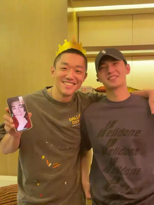 组图孟阿赛生日与杨洋一起庆祝连线蒋龙破云天隔空合体
