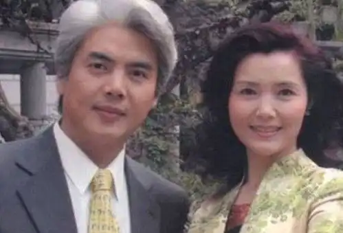他们是姐弟恋夫妻,结婚44年仍像热恋,小3岁老公把她宠上天了
