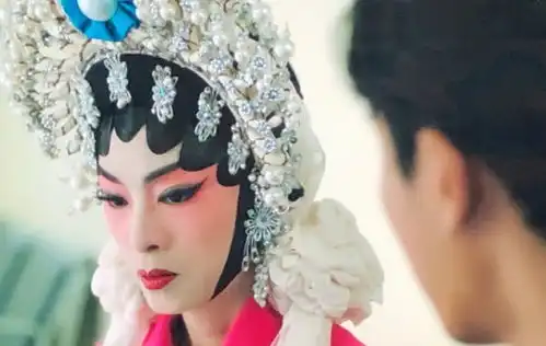 65岁米雪晒京剧造型超惊艳,与84岁谢贤同框越活越年轻
