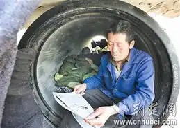 2名民工为省钱蜗居闹市水管
