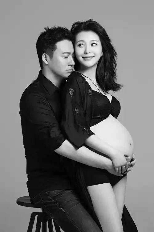 奇葩说辩手高庆一低调完婚,妻子刘雨鑫曝甜蜜孕照
