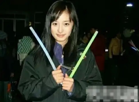 杨幂17岁青春照曝光,网友明明一张嫩牛五方脸,还说没整容
