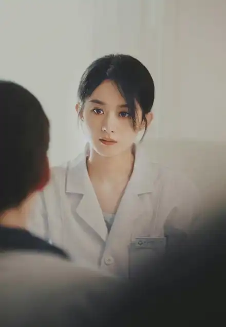 赵丽颖谁是凶手曝光白大褂剧照,心理医生造型与杨紫大不同