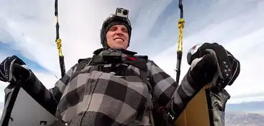 现实版飞屋环游记加州男子坐90个热气球上天