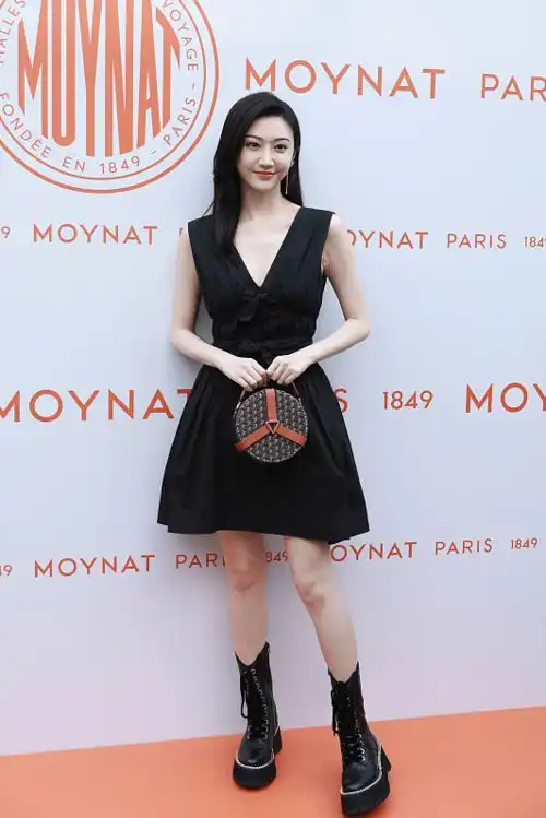 景甜的女人味也挺浓,冷白皮与小黑裙简直是绝配,一点不显老