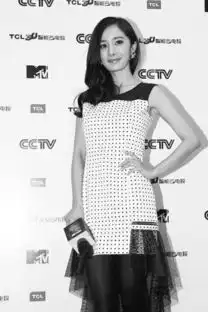 盘点明星唱歌走音汪峰面不改色林志玲害羞捂脸