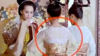 搞笑穿帮镜头古代女子不都是穿肚兜的吗现代内衣却频频闪现
