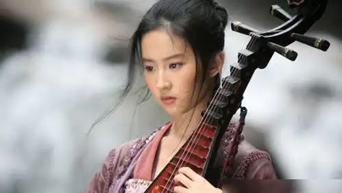 刘亦菲妈妈62岁近照曝光,优雅状态网友羡慕到崩溃一家都不会老
