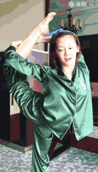 冯小刚刚批了女演员修图,自己就用腿替大家都来评评理
