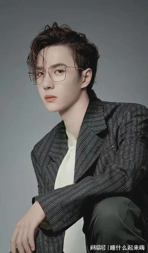 内娱戴眼镜好看的明星,唐嫣谭松韵又甜又可爱,龚俊刘宇宁禁欲系