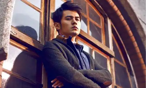 周杰伦演唱会却哭了
