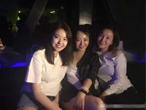 王中磊儿子机智夸姐姐漂亮,王文也笑答都是妈妈不让吃饭饿的
