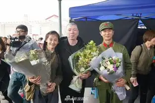 冯小刚携芳华中六位女主演素颜亮相澄清整容
