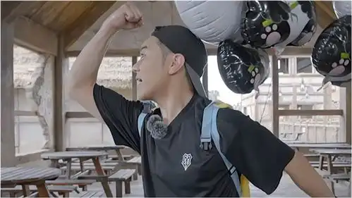 被大湾区哥哥笑死梁汉文摆葫芦娃造型大喊还我爷爷丨哥哥
