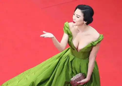 害明明就是有点肉的女孩子更讨人喜欢呀