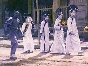 92年故宫游客所拍宫女出行图片,故宫晚上有人值班巡逻吗
