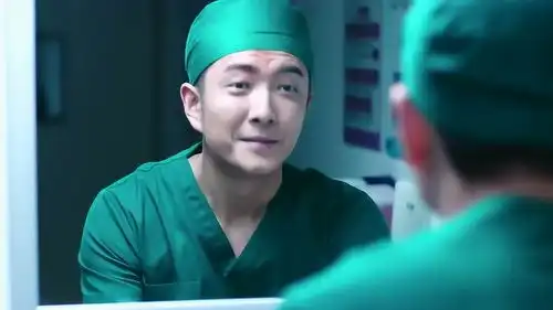 急诊科医生警察躺诊室睡觉,结果吓着了护士,还得让护士长出马