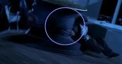 网友晒泰坦尼克号穿帮镜头