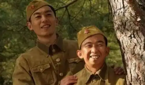 他是相貌平平的影帝,娶了漂亮老婆,如今身价上亿依然开着50万的车
