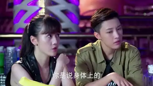 麻辣变形计神秘女把热巴营里的人全打败了,只留下几张字母卡
