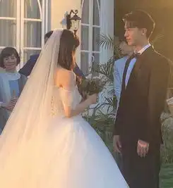 能否超越经典杨超越穿婚纱手捧花,许魏洲蹲下理裙摆